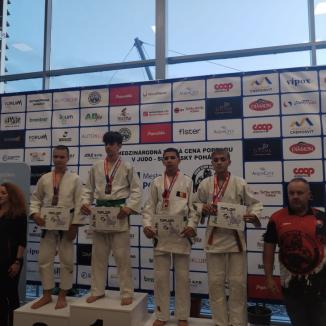 Șapte medalii pentru tinerii judoka de la ACS Olimpikus Oradea la Grand Prix-ul Slovaciei (FOTO)