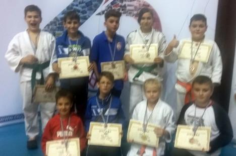 Tinerii judoka orădeni au reuşit 13 clasări pe podium la un concurs internaţional de la Tg. Mureş
