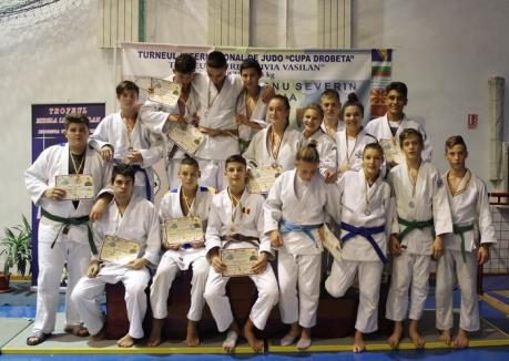 Judoka orădeni au cucerit 20 de medalii la un concurs internaţional
