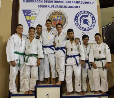 Opt clasări pe podium pentru tinerii judoka orădeni la etapa a II-a a Euroligii Regionale din Serbia