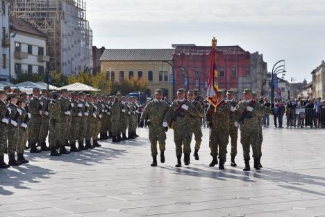 Primii studenți militari din Oradea au depus jurământul: „V-ați legat pe viață de țară” (FOTO)