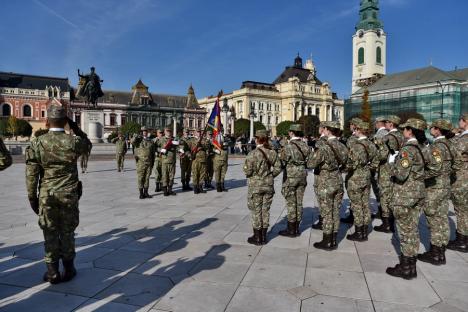 Primii studenți militari din Oradea au depus jurământul: „V-ați legat pe viață de țară” (FOTO)