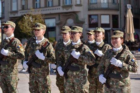 Primii studenți militari din Oradea au depus jurământul: „V-ați legat pe viață de țară” (FOTO)