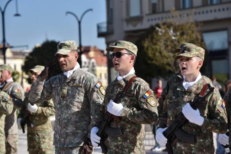 Primii studenți militari din Oradea au depus jurământul: „V-ați legat pe viață de țară” (FOTO)