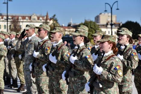 Primii studenți militari din Oradea au depus jurământul: „V-ați legat pe viață de țară” (FOTO)