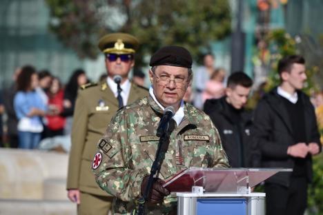 Primii studenți militari din Oradea au depus jurământul: „V-ați legat pe viață de țară” (FOTO)