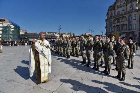 Primii studenți militari din Oradea au depus jurământul: „V-ați legat pe viață de țară” (FOTO)