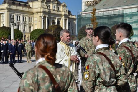 Primii studenți militari din Oradea au depus jurământul: „V-ați legat pe viață de țară” (FOTO)