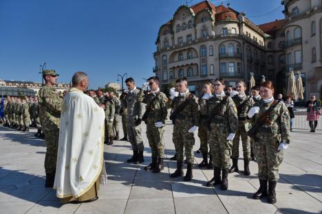 Primii studenți militari din Oradea au depus jurământul: „V-ați legat pe viață de țară” (FOTO)