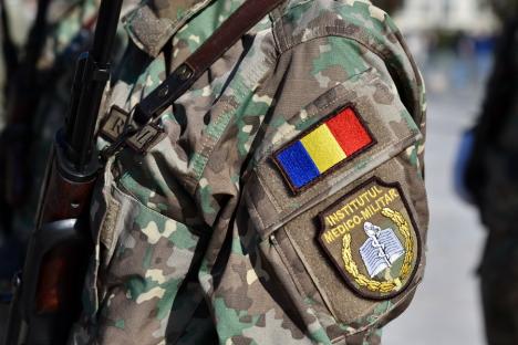 Primii studenți militari din Oradea au depus jurământul: „V-ați legat pe viață de țară” (FOTO)