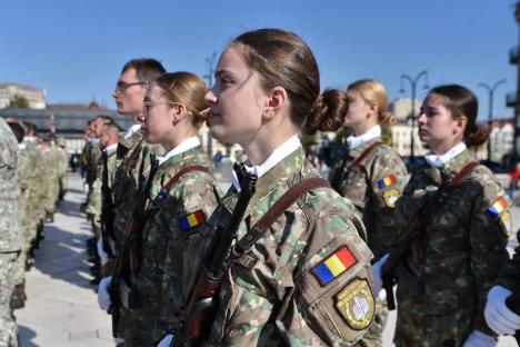 Primii studenți militari din Oradea au depus jurământul: „V-ați legat pe viață de țară” (FOTO)