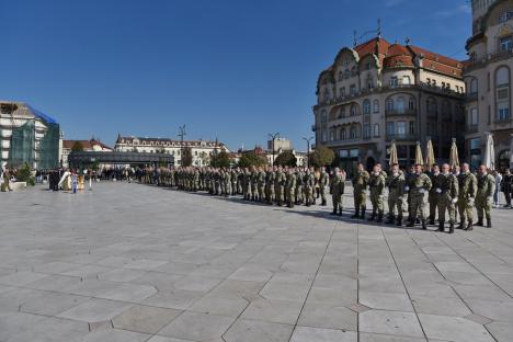 Primii studenți militari din Oradea au depus jurământul: „V-ați legat pe viață de țară” (FOTO)