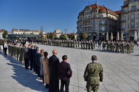 Primii studenți militari din Oradea au depus jurământul: „V-ați legat pe viață de țară” (FOTO)