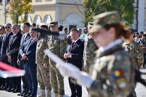 Primii studenți militari din Oradea au depus jurământul: „V-ați legat pe viață de țară” (FOTO)