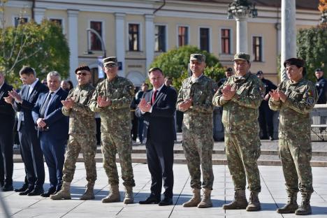 Primii studenți militari din Oradea au depus jurământul: „V-ați legat pe viață de țară” (FOTO)