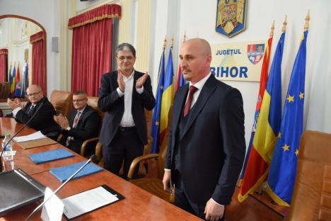 Prefectul Dumitru Ţiplea a depus jurământul în prezenţa ministrului Boloș, a unei mulţimi de aleşi PNL şi directori PSD şi UDMR (FOTO)
