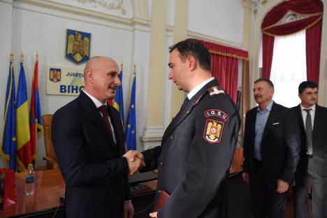 Prefectul Dumitru Ţiplea a depus jurământul în prezenţa ministrului Boloș, a unei mulţimi de aleşi PNL şi directori PSD şi UDMR (FOTO)