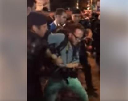 Un jurnalist german care a realizat un documentar despre Dragnea, ridicat de jandarmi de la protestul din Capitală (VIDEO)