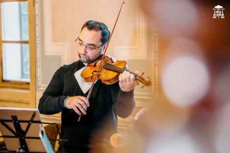 Seri muzicale la Palatul Baroc. Violonistul Artur Kaganovskiy concertează alături de Simina Croitoru