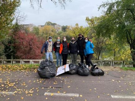 Lecţia lui Kate: Îndrăgostită de Oradea, americanca Kaitlyn Bloom s-a mutat aici şi adună voluntar gunoaiele aruncate prin oraş (FOTO)