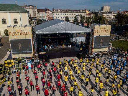 Record mondial, în Piaţa Unirii din Oradea: Aproape 1700 de participanţi la cea mai mare oră de kangoo jumps (FOTO / VIDEO)