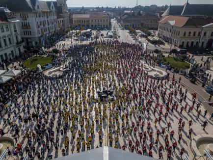 Record mondial, în Piaţa Unirii din Oradea: Aproape 1700 de participanţi la cea mai mare oră de kangoo jumps (FOTO / VIDEO)