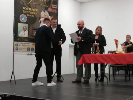 Denis Claudius Donea a fost desemnat sportivul anului la Clubul Sportiv Shogunul şi cercul de Karate Shotokan al Palatului Copiilor Oradea (FOTO)