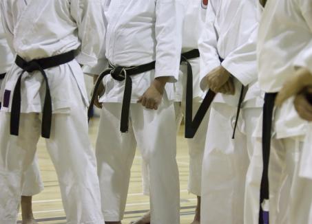 Sala de sport a Liceului Teoretic Onisifor Ghibu găzduieşte întrecerile Cupei Fudoshin la karate tradiţional