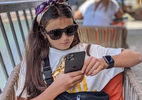 Baby Mafia: Videoclipul unei fetiţe de 10 ani din Bihor şochează internetul (VIDEO)