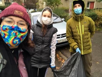 Lecţia lui Kate: Îndrăgostită de Oradea, americanca Kaitlyn Bloom s-a mutat aici şi adună voluntar gunoaiele aruncate prin oraş (FOTO)