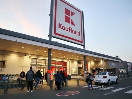 Kaufland, obligată să plătească daune de 25.000 lei unei orădence lovite de un motostivuitor în magazin