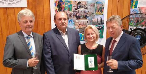 Apărătoarea Ungariei! Am trăit s-o vedem şi pe asta: inspectoare şcolară din Oradea, premiată de Ministerul Apărării din Ungaria