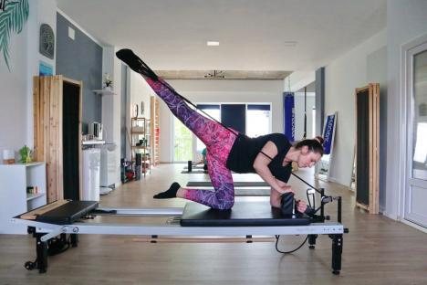 Fii în formă! Un cabinet medical din Oradea oferă iubitorilor de mișcare un aparat special pentru antrenamentul de pilates (FOTO/VIDEO)