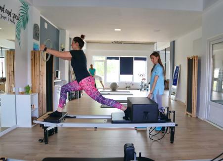 Fii în formă! Un cabinet medical din Oradea oferă iubitorilor de mișcare un aparat special pentru antrenamentul de pilates (FOTO/VIDEO)