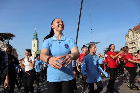 'Oradea, pe ghete!': Antrenoarea de kangoo jumps Kinga Sebestyen a ţinut în Piaţa Unirii o oră de sport cu sute participanţi (FOTO/VIDEO)