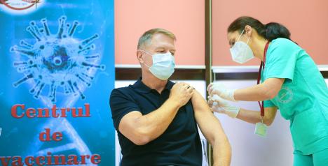 Preşedintele Klaus Iohannis s-a vaccinat împotriva Covid-19: 'Este o procedură simplă, nu doare. Acest vaccin e sigur şi eficient' (VIDEO)