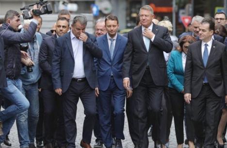 Se depun candidaturile la prezidenţiale: Klaus Iohannis, simplu 'pompier' sau un „pompier atomic” care a salvat România de PSD?