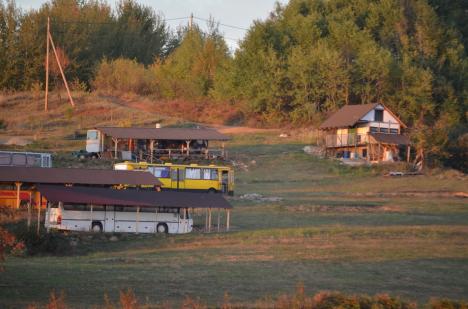 „La Busuri Camp”. În Bihor a fost amenajată o zonă inedită de cazare în autobuze (FOTO)