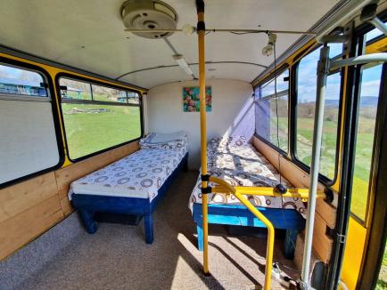 „La Busuri Camp”. În Bihor a fost amenajată o zonă inedită de cazare în autobuze (FOTO)