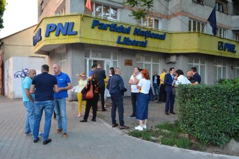 Liberalii bihoreni au izbucnit în urale la aflarea exit-poll-urilor. Bolojan: Acest rezultat este un vot care sancţionează guvernarea României (FOTO / VIDEO)