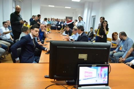 Liberalii bihoreni au izbucnit în urale la aflarea exit-poll-urilor. Bolojan: Acest rezultat este un vot care sancţionează guvernarea României (FOTO / VIDEO)