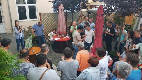Garden-party! Reprezentanții USR-PLUS din Bihor au sărbătorit cu şampanie scorul surpriză din alegeri (FOTO / VIDEO)