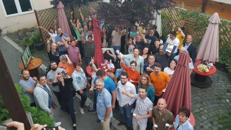 Garden-party! Reprezentanții USR-PLUS din Bihor au sărbătorit cu şampanie scorul surpriză din alegeri (FOTO / VIDEO)