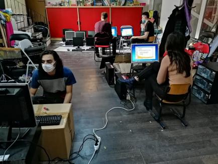 O echipă de orădeni recondiționează și livrează voluntar calculatoare pentru școlile sătești (FOTO)