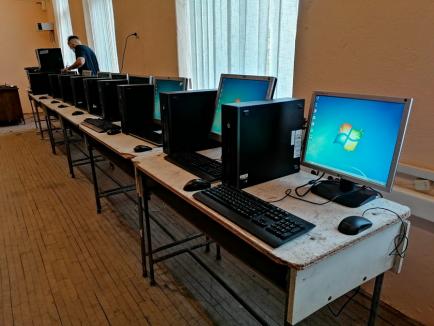 O echipă de orădeni recondiționează și livrează voluntar calculatoare pentru școlile sătești (FOTO)