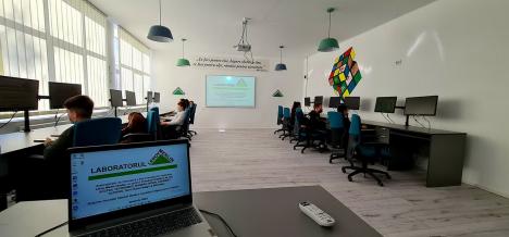 Cabinet de informatică de 20.000 euro inaugurat de echipa 'Laboratoare rurale', într-un sat din Bihor (FOTO)