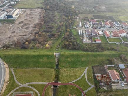 Au furat lacul! Sub nasul autorităților, un lac menit să protejeze Oradea de inundații a fost acoperit cu moloz (FOTO)