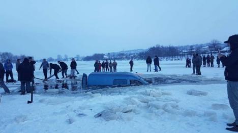 Teribilist: Un şofer a ajuns cu maşina într-un lac îngheţat