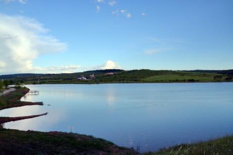 Lacul de la Paleu, iar cu apă (FOTO)