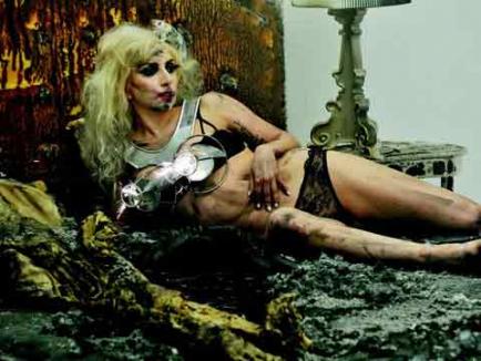 Lady Gaga îşi face parfum cu iz de sânge şi spermă